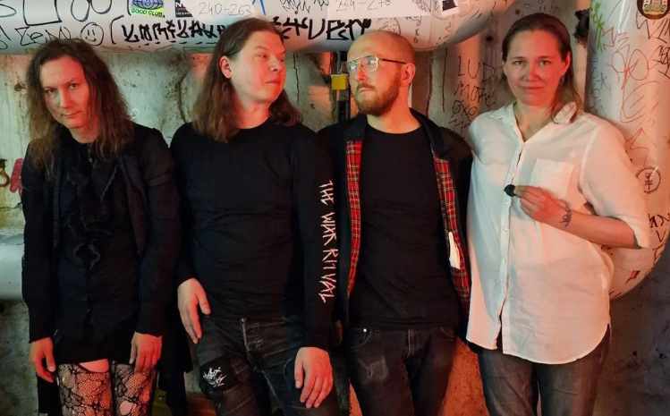 Photo of band members of Svarta Havet