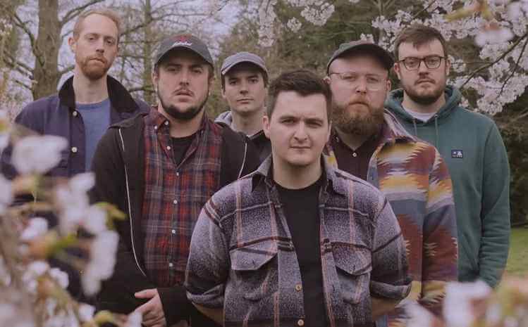 Photo of band members of Breichiau Hir