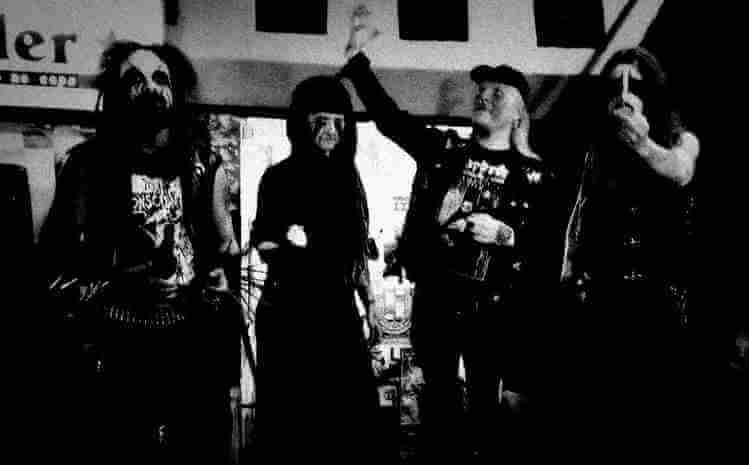 Photo of the band members of WINSELMUTTER
